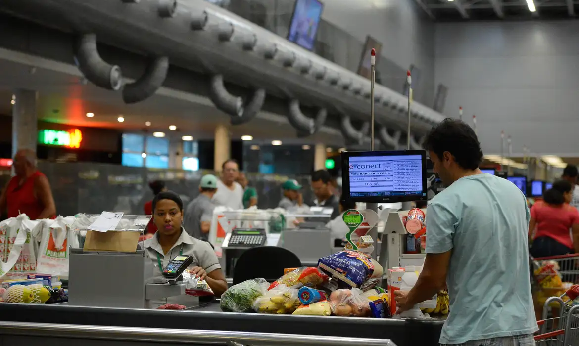 Governo adia por 90 dias regra sobre trabalho no comércio em feriados