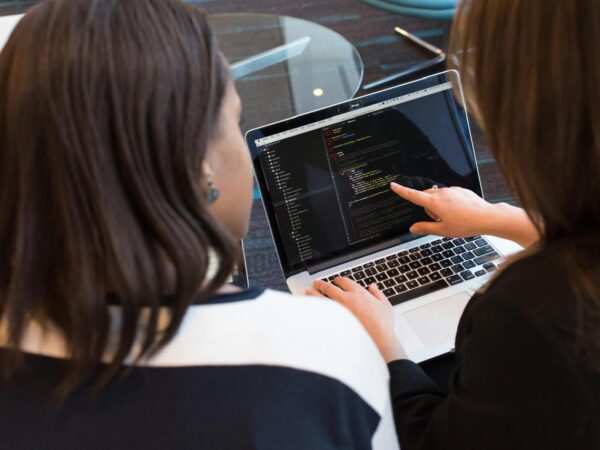Investimentos em tecnologia no exterior ganham terreno entre brasileiros em meio à busca por retorno e diversificação