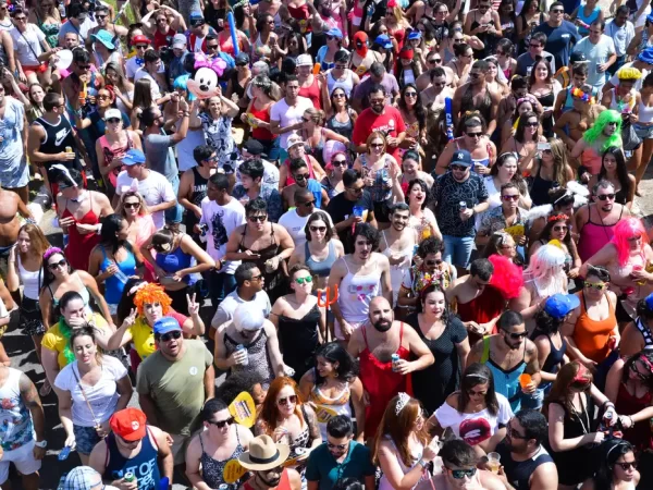 Amantes de verão vs. caçadores de Carnaval: como a nacionalidade influencia as viagens no Brasil, segundo análise do Mastercard Economics Institute