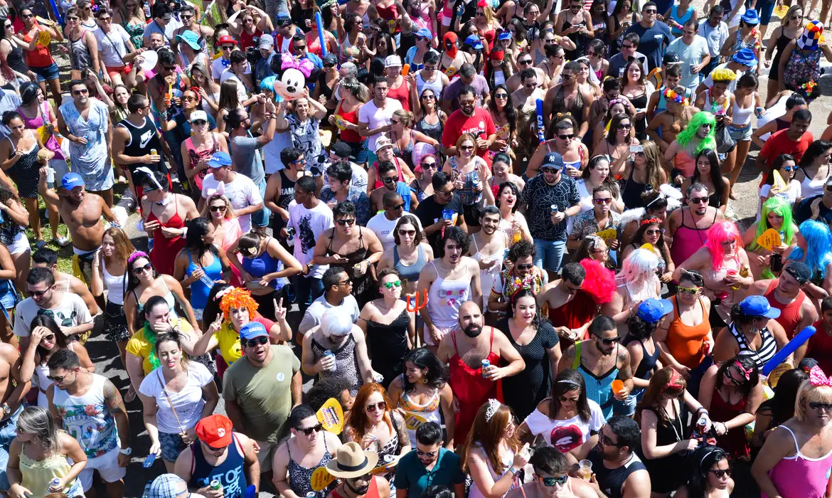 Amantes de verão vs. caçadores de Carnaval: como a nacionalidade influencia as viagens no Brasil, segundo análise do Mastercard Economics Institute