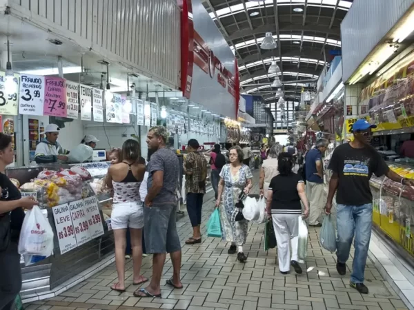 Confiança do Comércio cai 4 pontos em fevereiro ante janeiro, para 87,3 pontos, revela FGV