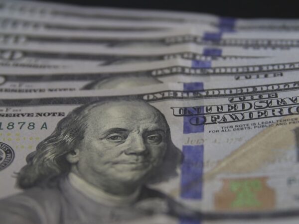 Dólar fecha em R$ 5,16 e atinge menor valor em 20 meses