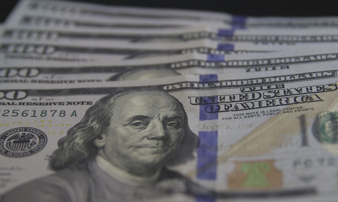 Dólar fecha em R$ 5,16 e atinge menor valor em 20 meses
