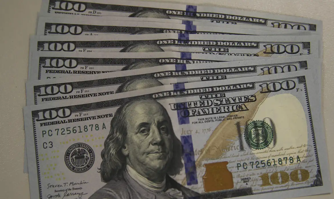 Dólar sobe para R$ 5,24 em meio a tensões entre EUA e Irã