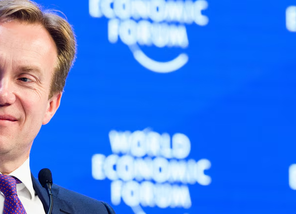 CEO do Fórum Econômico Mundial renuncia após investigação sobre ligações com Epstein