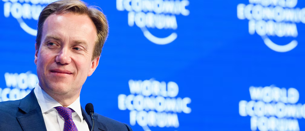 CEO do Fórum Econômico Mundial renuncia após investigação sobre ligações com Epstein