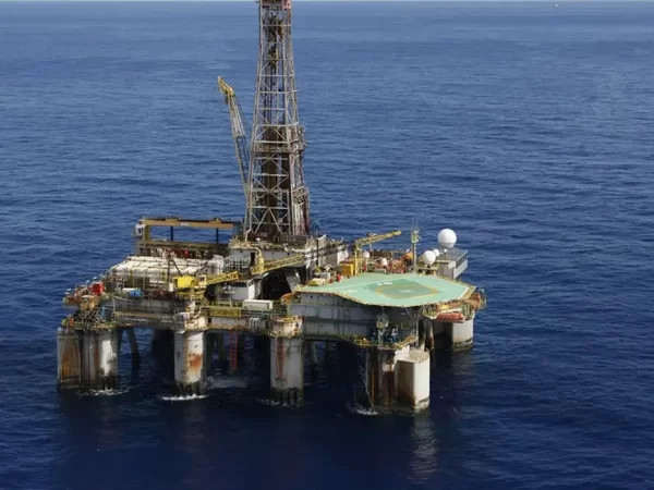 Petróleo fecha em alta de 2%, com continuidade de escalada militar entre EUA e Irã
