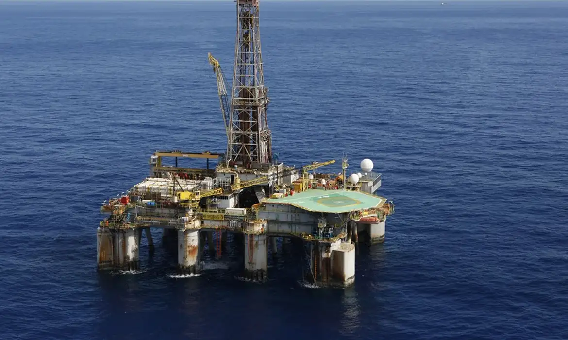 Petróleo fecha em alta de 2%, com continuidade de escalada militar entre EUA e Irã