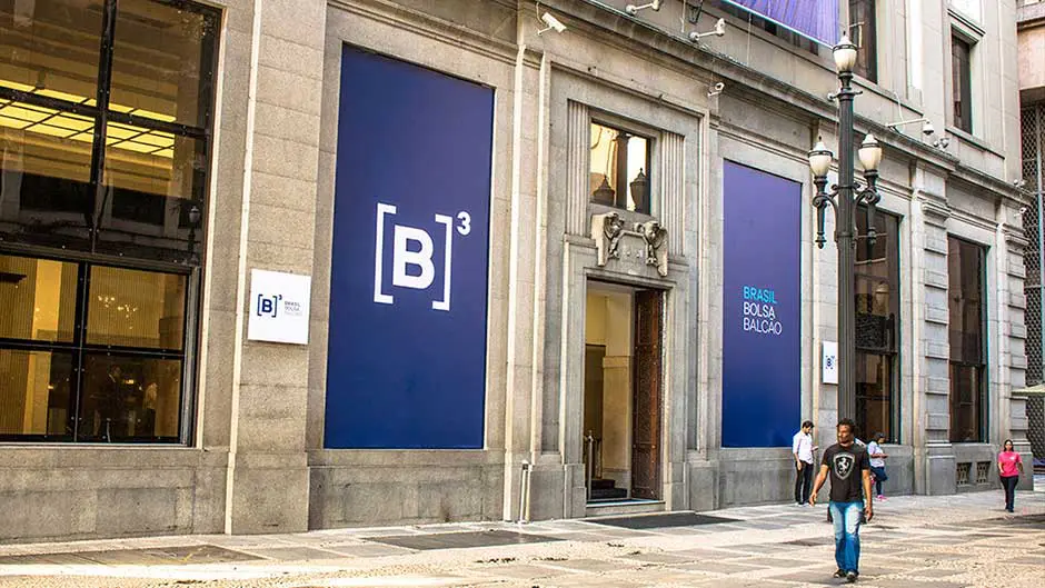 B3 registra lucro líquido de R$ 907,8 milhões no 4tri25, queda de 23% ante o 4tri24