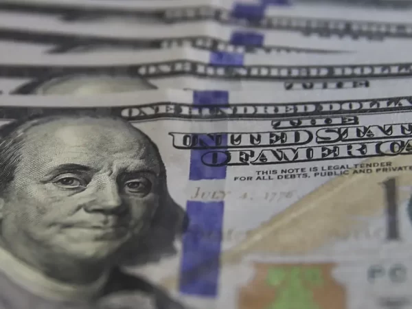 Dólar sobe e petróleo dispara com ataque militar ao Irã; entenda