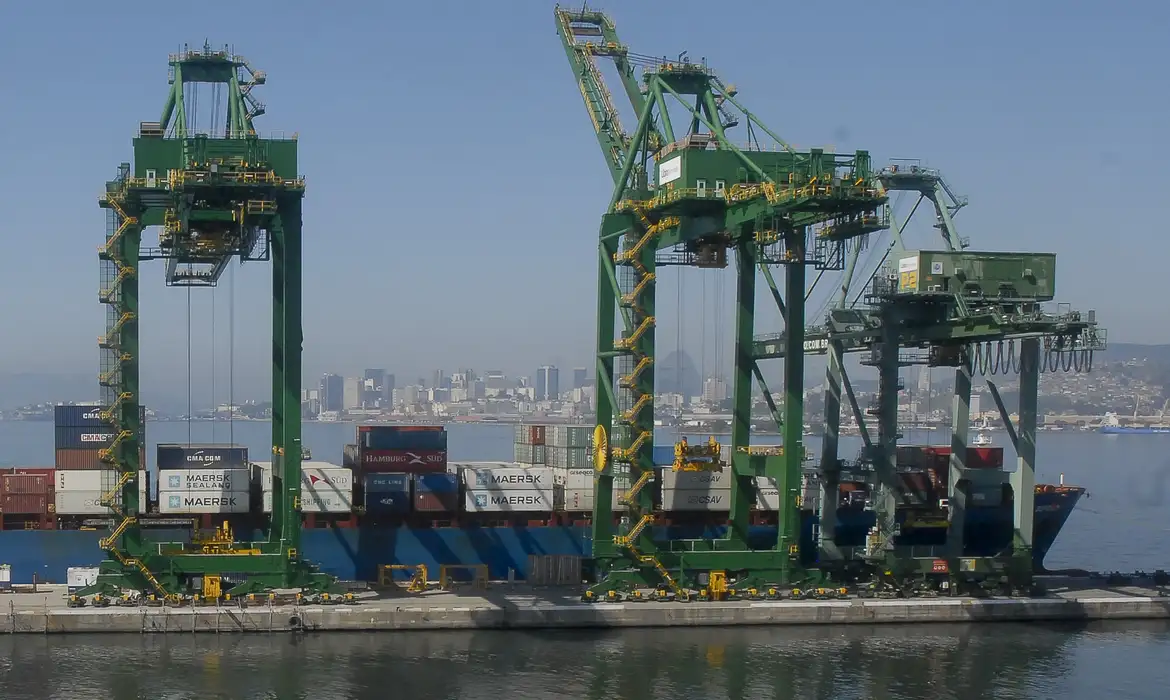 Economia brasileira cresce 2,3% em 2025, revela IBGE