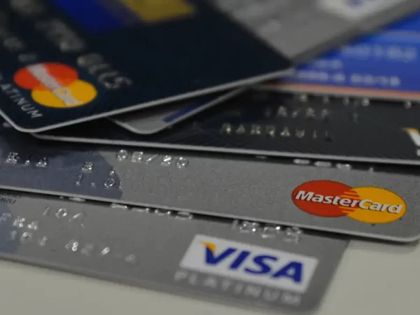 Brasil já tem mais de um cartão de crédito por pessoa e setor caminha para saturação