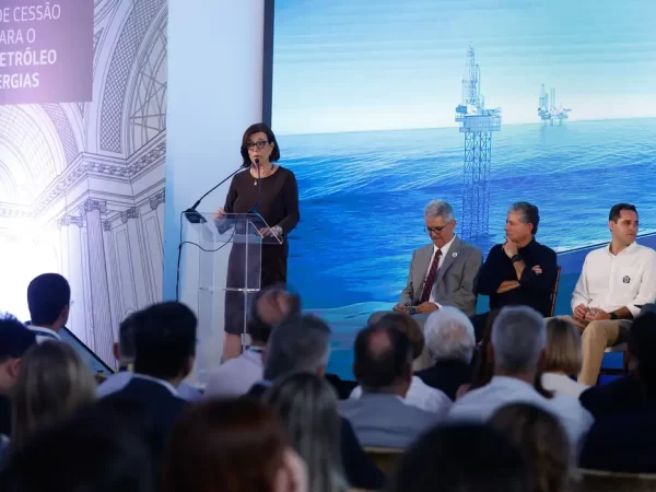 Petrobras suspendeu leilão de combustíveis para reavaliar estoques
