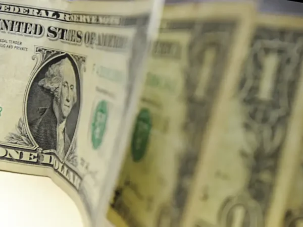 Dólar cai para R$ 5,24, e bolsa sobe 3,24% após fala de Trump
