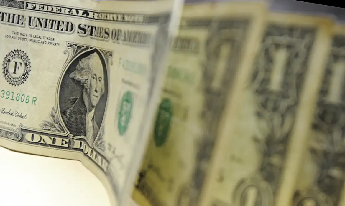 Dólar cai para R$ 5,24, e bolsa sobe 3,24% após fala de Trump