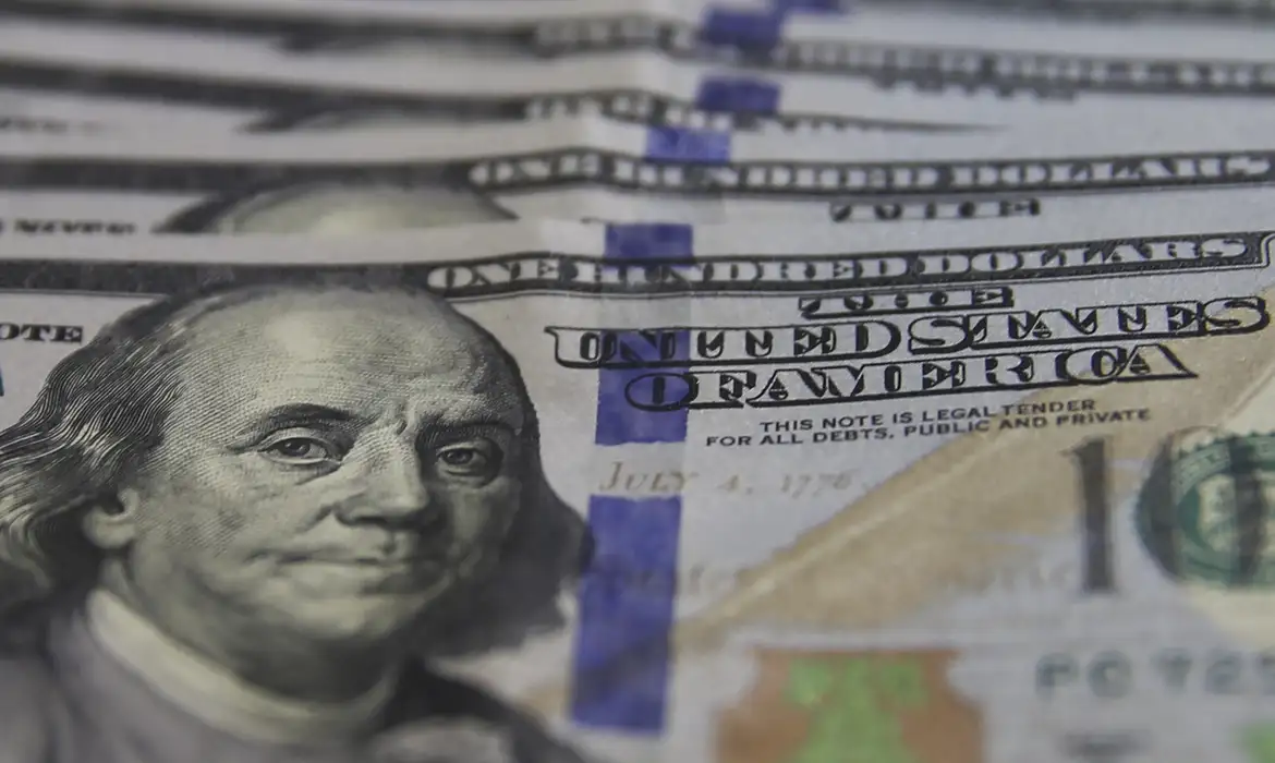 Dólar fecha estável após agência liberar estoques de petróleo