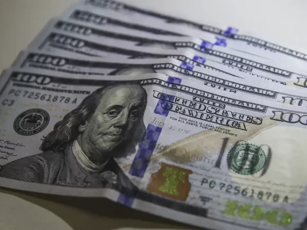 Dólar cai para R$ 5,16 após Trump indicar possível fim da guerra