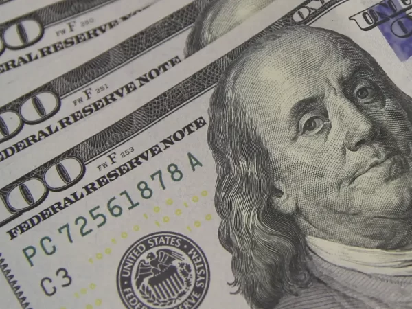 Dólar fecha em R$ 5,28 com preocupações sobre Oriente Médio