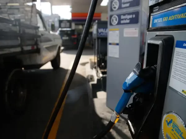 Lula zera imposto e subsidia diesel para conter alta do petróleo