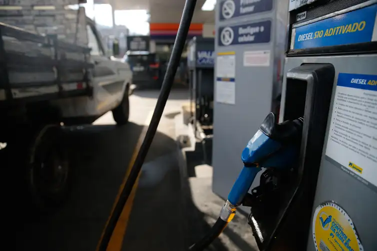 Lula zera imposto e subsidia diesel para conter alta do petróleo