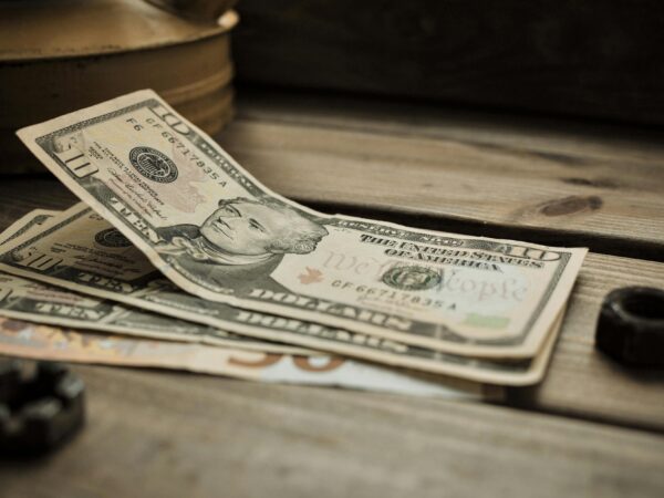 Dólar cai para R$ 5,22, e bolsa sobe 1,6% com alívio no Oriente Médio