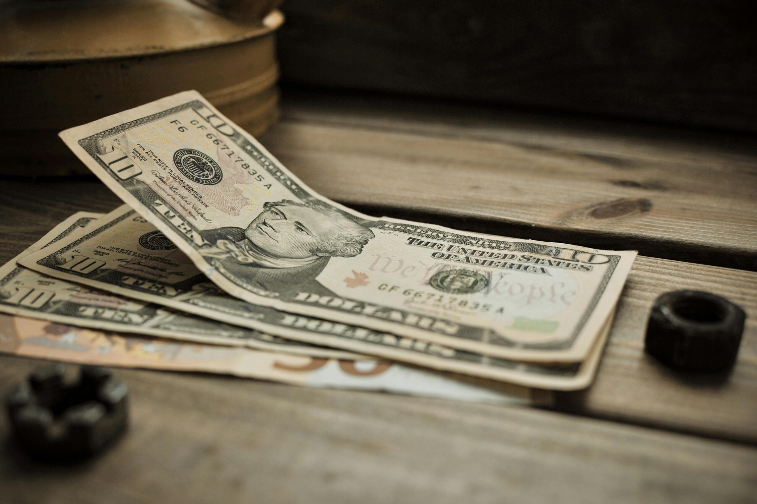Dólar cai para R$ 5,22, e bolsa sobe 1,6% com alívio no Oriente Médio