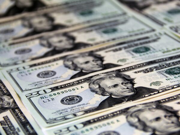Dólar encosta em R$ 5,25 com agravamento da guerra no Oriente Médio