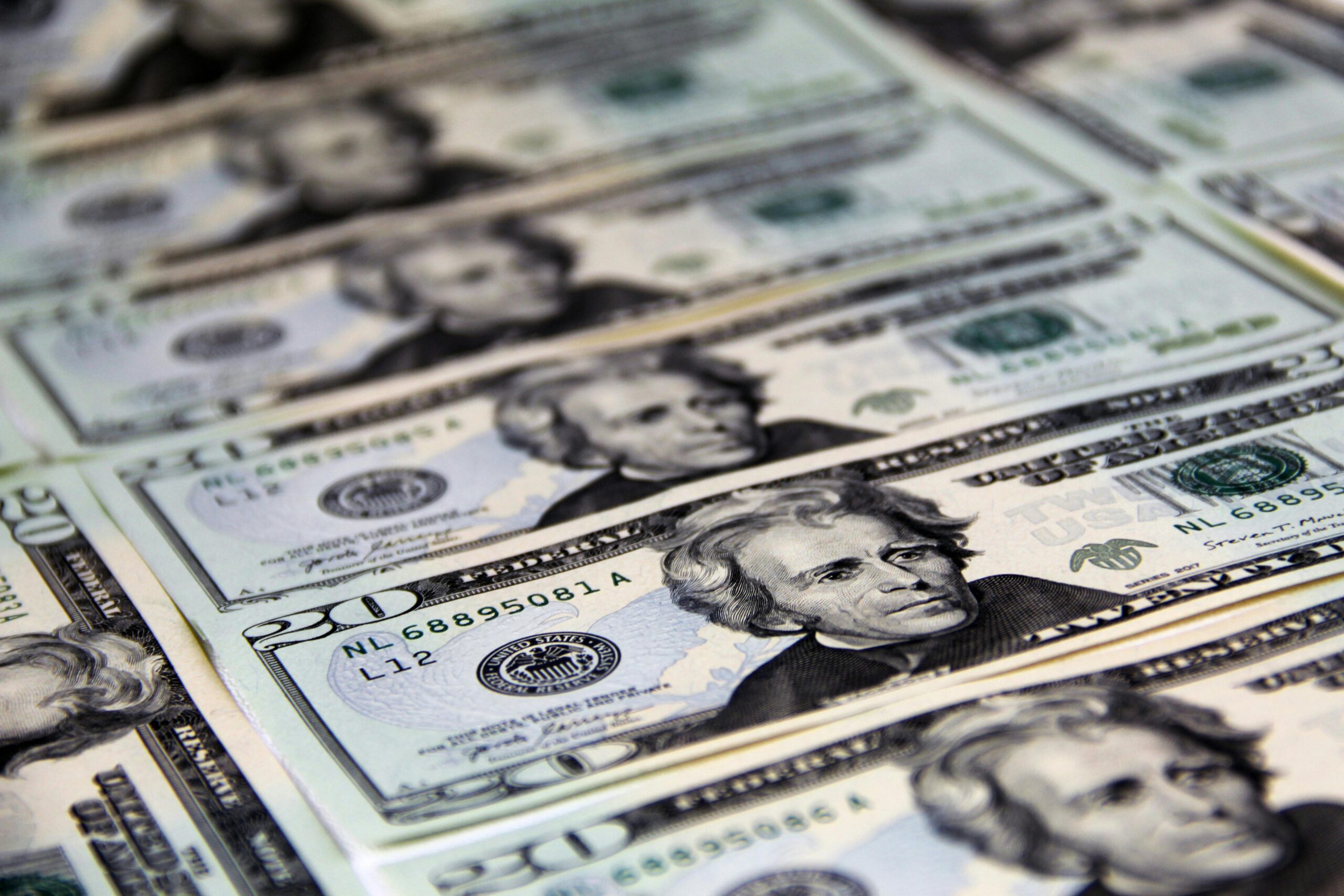 Dólar encosta em R$ 5,25 com agravamento da guerra no Oriente Médio