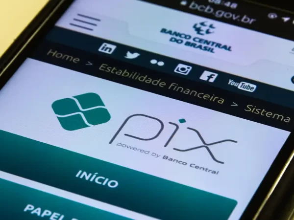Pix rivaliza com cartão de crédito em preferência no e-commerce, diz estudo