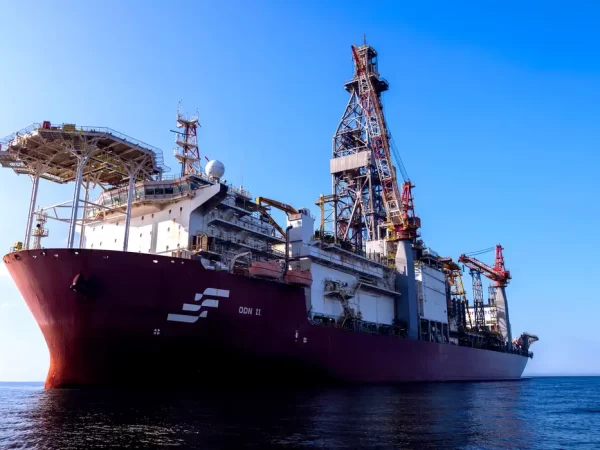 Preço do petróleo ultrapassa US$ 100 com agravamento da guerra no Irã e anúncio do novo líder