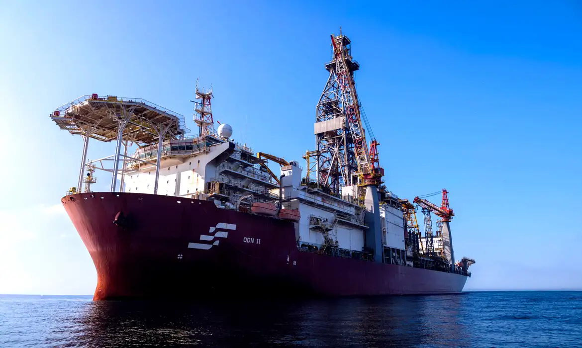 Preço do petróleo ultrapassa US$ 100 com agravamento da guerra no Irã e anúncio do novo líder
