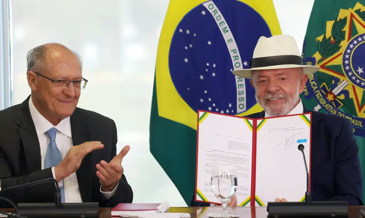 Lula assina decreto que promulga acordo UE-Mercosul