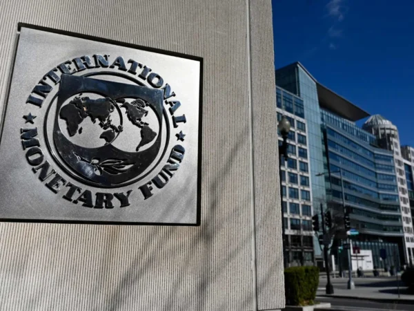FMI corta previsão para economia global, mas eleva PIB do Brasil