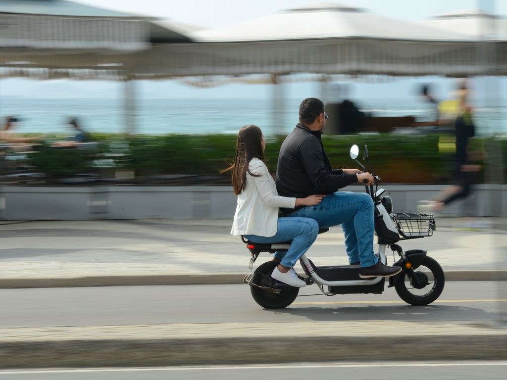 Seguro para motos elétricas e autopropelidos avança no Brasil com regulação e expansão da micromobilidade
