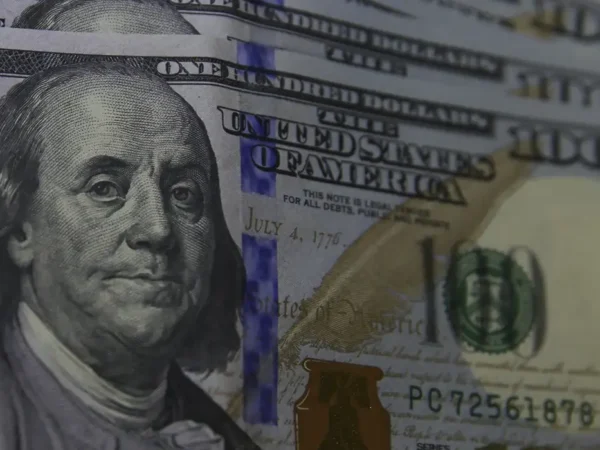 Dólar cai a R$ 5,06, e bolsa bate recorde com alívio no Oriente Médio