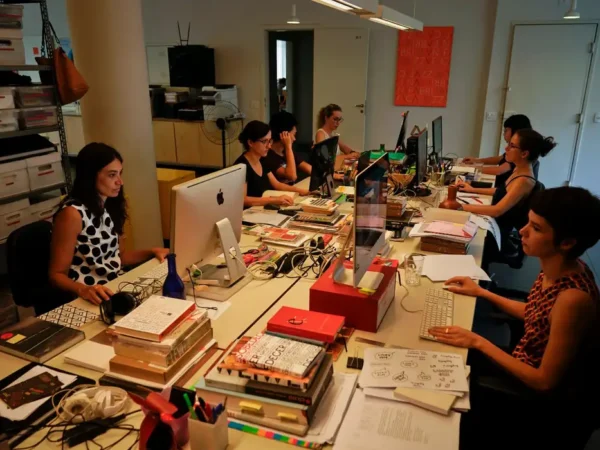 Emprego feminino aumenta 11%, mas desigualdade salarial persiste
