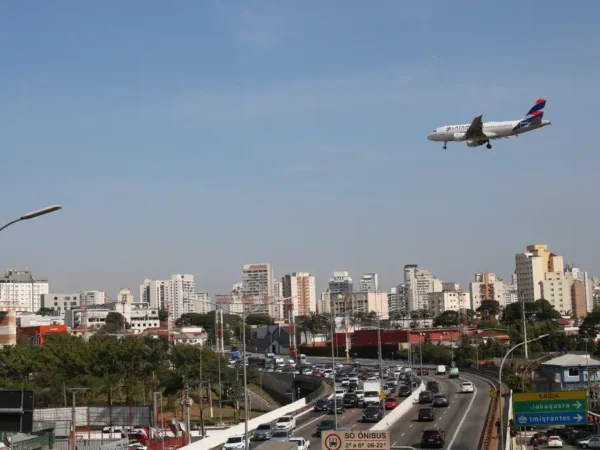Empresas aéreas terão linha de crédito para enfrentar alta de custos