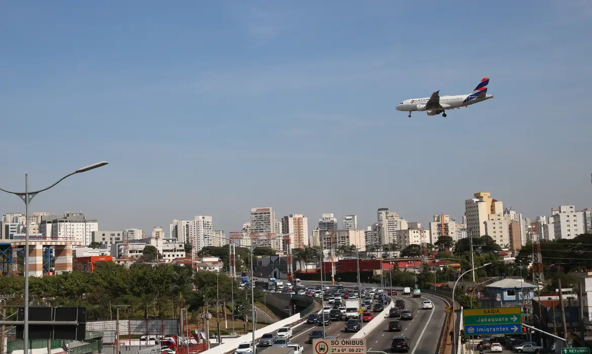 Empresas aéreas terão linha de crédito para enfrentar alta de custos