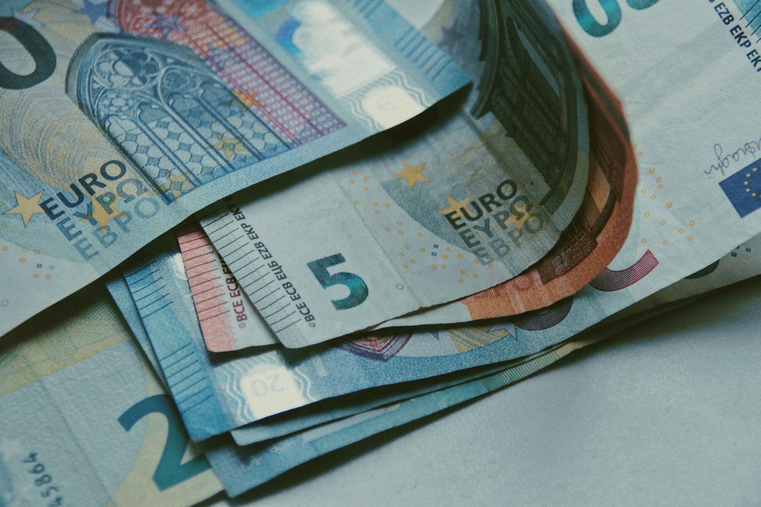 Brasil capta 5 bi de euros em emissão internacional recorde