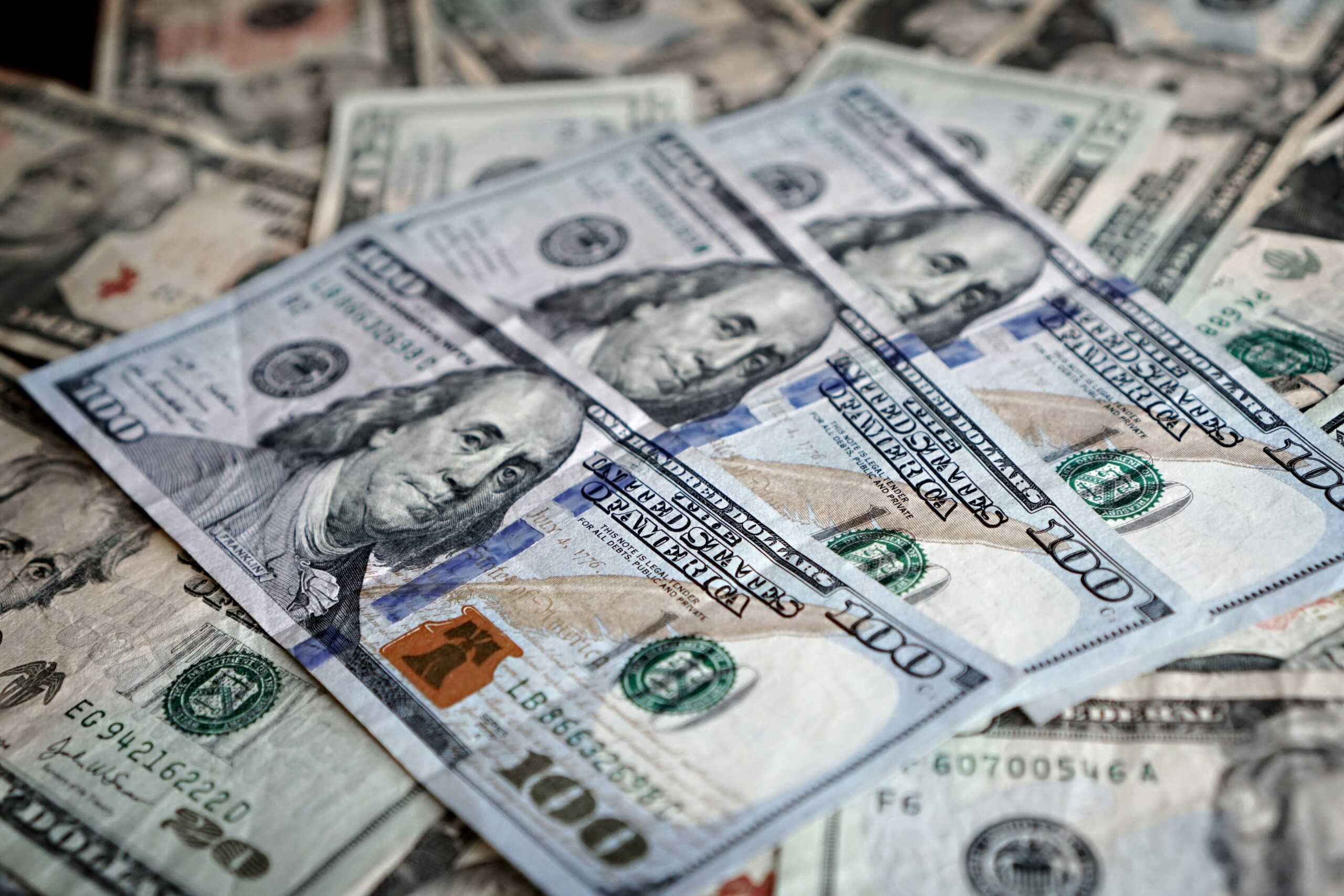 Dólar sobe a R$ 5 e bolsa cai 2% em dia de tensão global
