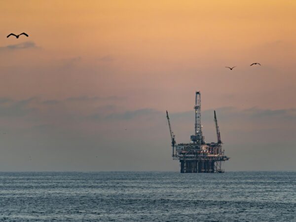 Petróleo fecha em alta e Brent fica perto dos US$ 100, com incerteza das negociações EUA-Irã