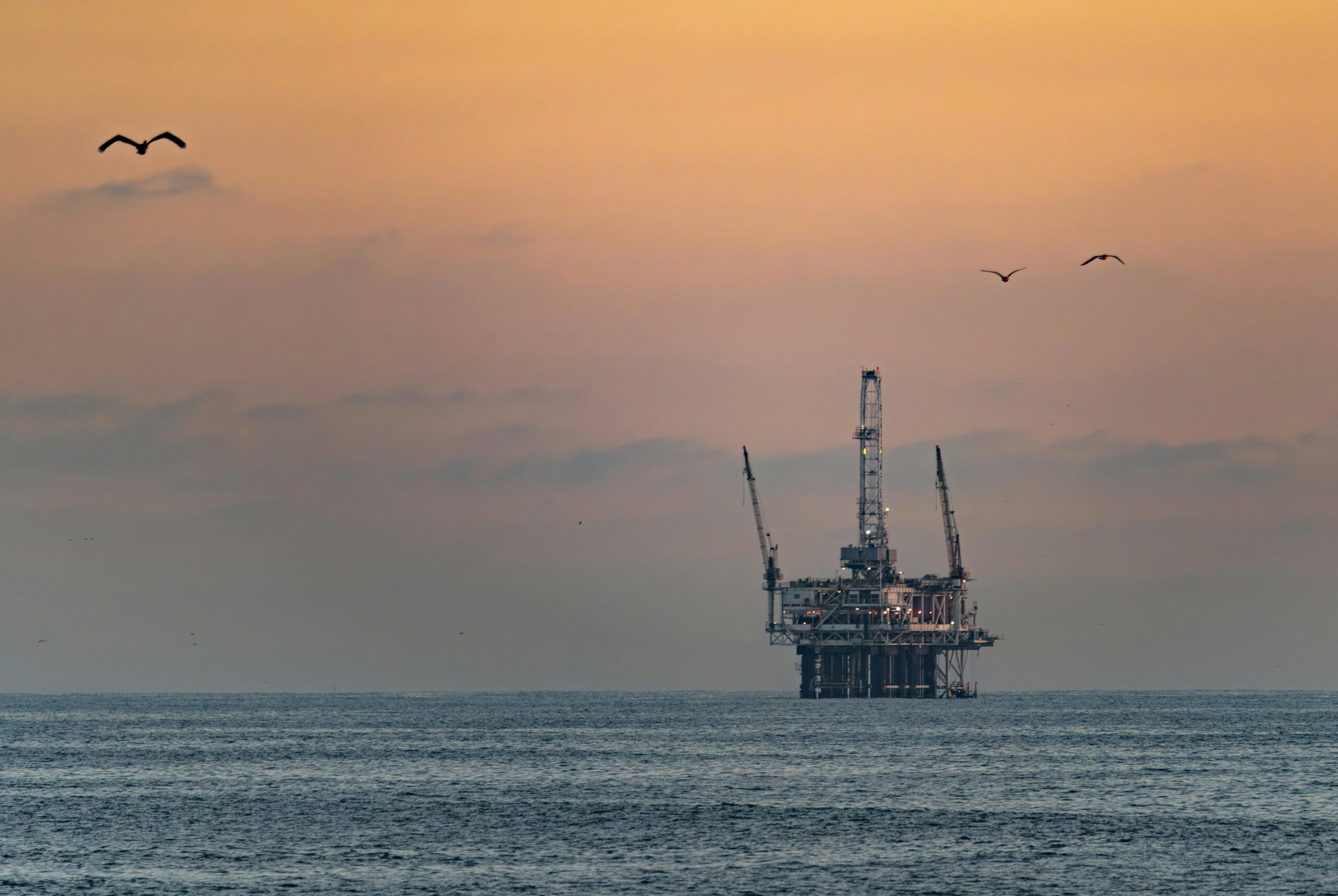 Petróleo fecha em alta e Brent fica perto dos US$ 100, com incerteza das negociações EUA-Irã