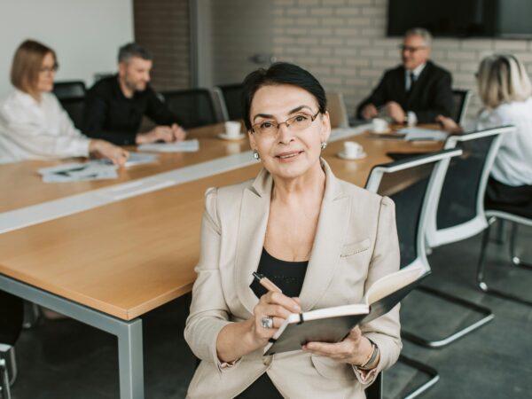 Mulheres já são maioria na liderança de RH no Brasil e ampliam presença em cargos estratégicos