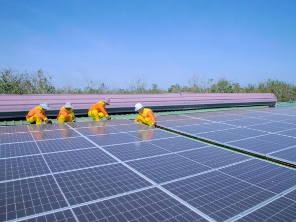 Energia solar ultrapassa R$ 300 bilhões em investimentos no Brasil e amplia participação na matriz elétrica