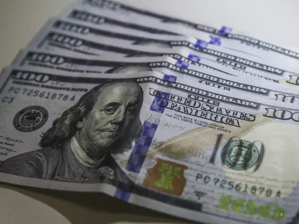 Dólar fecha abaixo de R$ 4,90 pela primeira vez em 28 meses