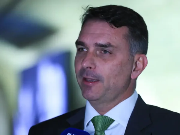 Deputados pedem investigação sobre relação entre Vorcaro e Flávio