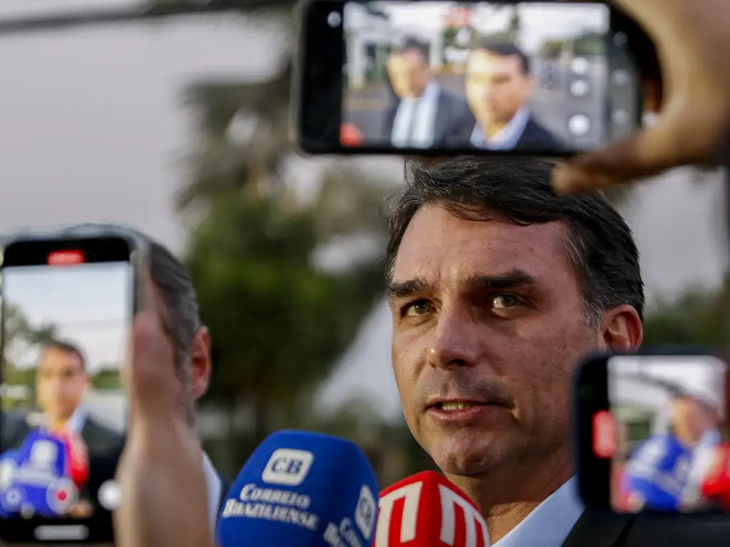 Flávio Bolsonaro troca marqueteiro da pré-campanha à Presidência após crise com caso Vorcaro