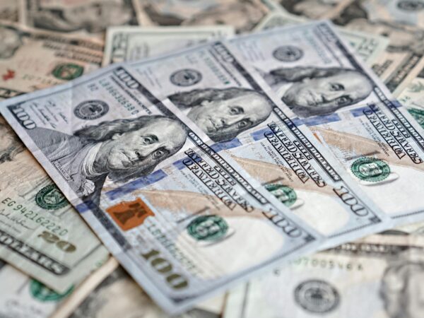 Dólar sobe para R$ 4,92, e bolsa avança por segundo dia consecutivo