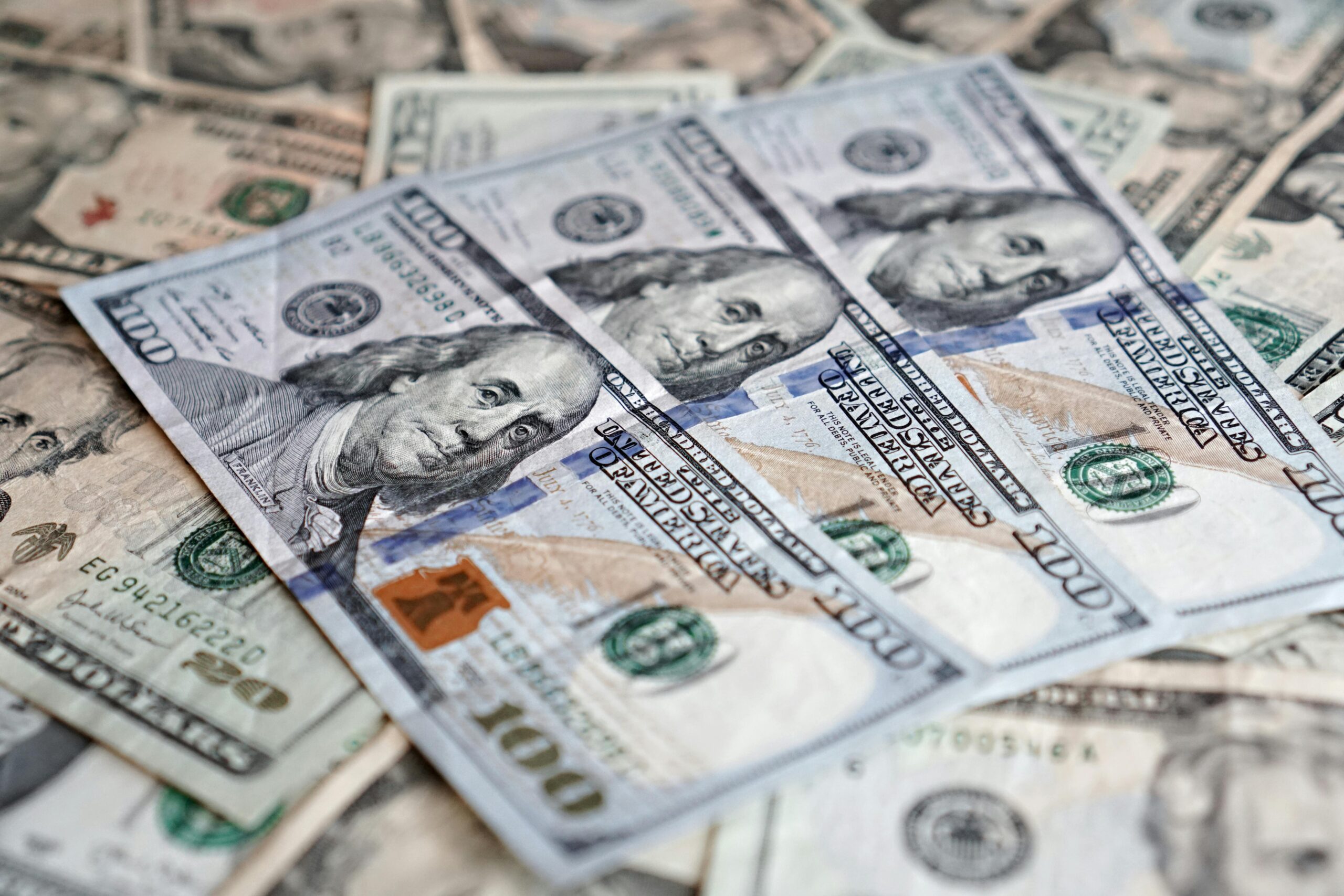 Dólar sobe para R$ 4,92, e bolsa avança por segundo dia consecutivo