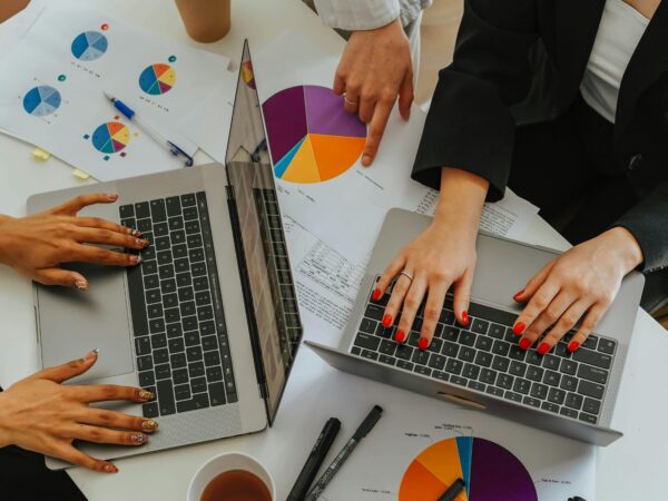 Apenas 6% dos profissionais de marketing implementaram totalmente a IA, de acordo com o novo relatório Supermetrics